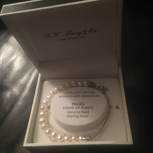 Beautiful R.H. Macy & Co. genuine pearl bracelet